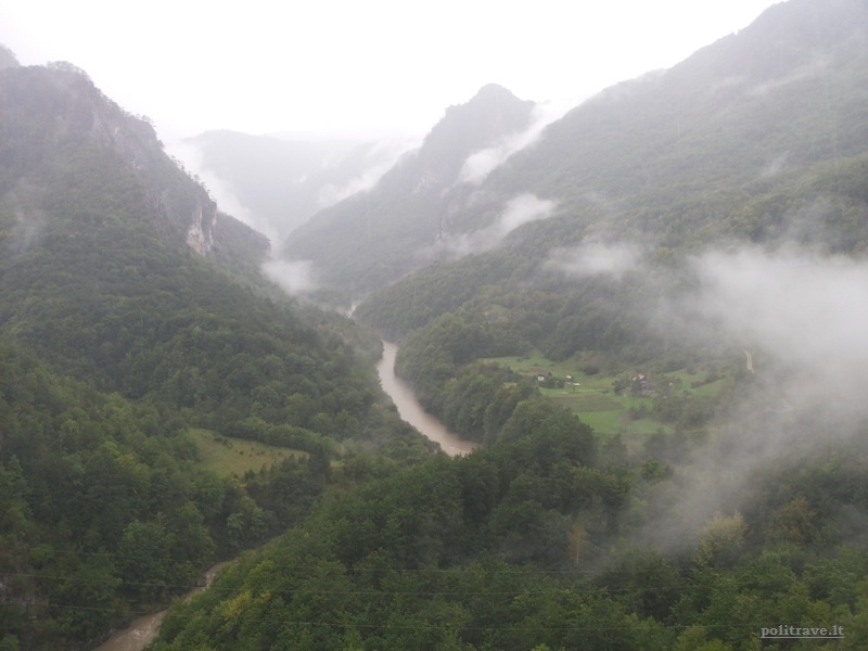 146 km ilgio Taros upės kanjonas skrodžia kalnus